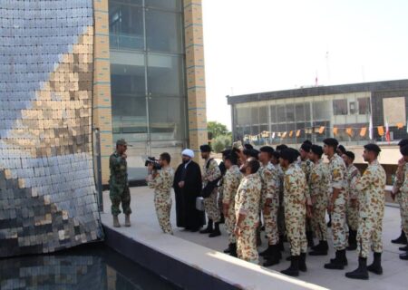 بازدید پرسنل تیپ 55 هوابرد ارتش از موزه دفاع مقدس