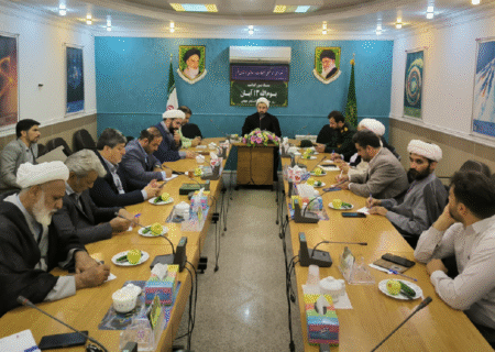 تجمع پرشور ۶ هزار نفره دانشجویان قم در آستانه هفته استکبارستیزی؛ تجدید پیمان با آرمان‌های انقلاب