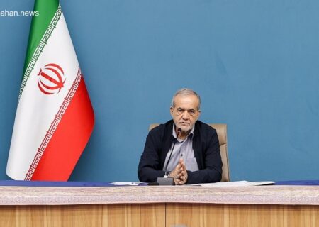 انتقاد پزشکیان از دپوی پنل‌های خورشیدی در گمرک