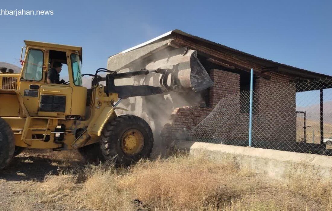 تخریب ساختوسازهای غیرقانونی در زمینهای زراعی اسکو