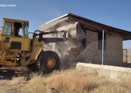 تخریب ساخت‌وسازهای غیرقانونی در زمین‌های زراعی اسکو