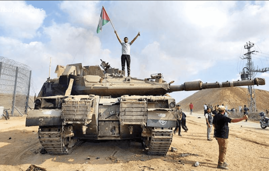 رجزخوانی فلسطینیان غزه در کنار لاشه تانکهای منهدم شده ارتش اسرائیل