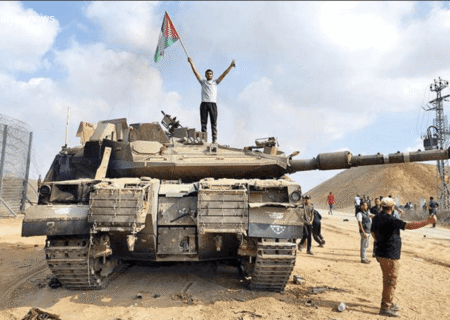 رجزخوانی فلسطینیان غزه در کنار لاشه تانک‌های منهدم شده ارتش اسرائیل