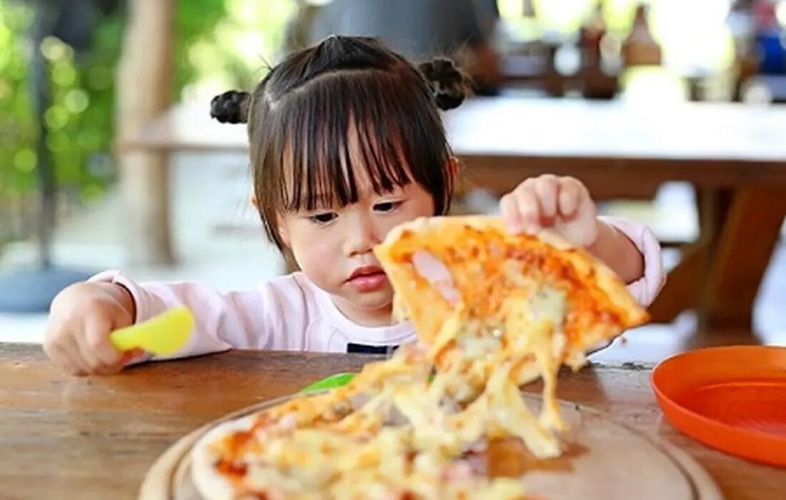 چه زمانی میتوان به کودکان پنیر پیتزا داد؟