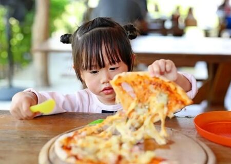 چه زمانی می‌توان به کودکان پنیر پیتزا داد؟