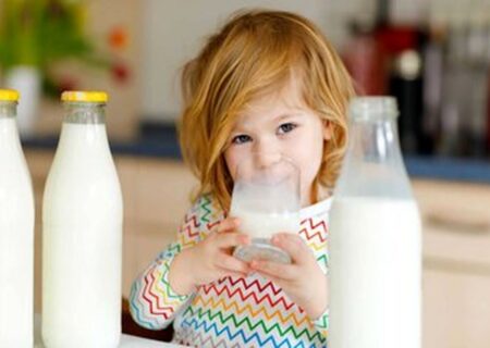 ۷ دلیل قانع‌کننده برای نوشیدن شیر زردچوبه پیش از خواب