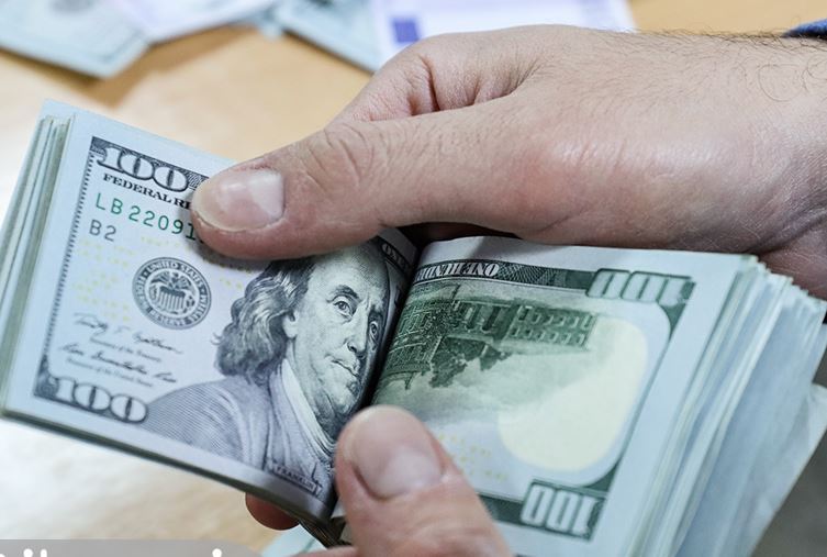 آیا بانک مرکزی جلوی افسارگسیختگی بازار ارز را میگیرد؟/ واکنش فرزین به دلار ۱۱۷ هزار تومانی