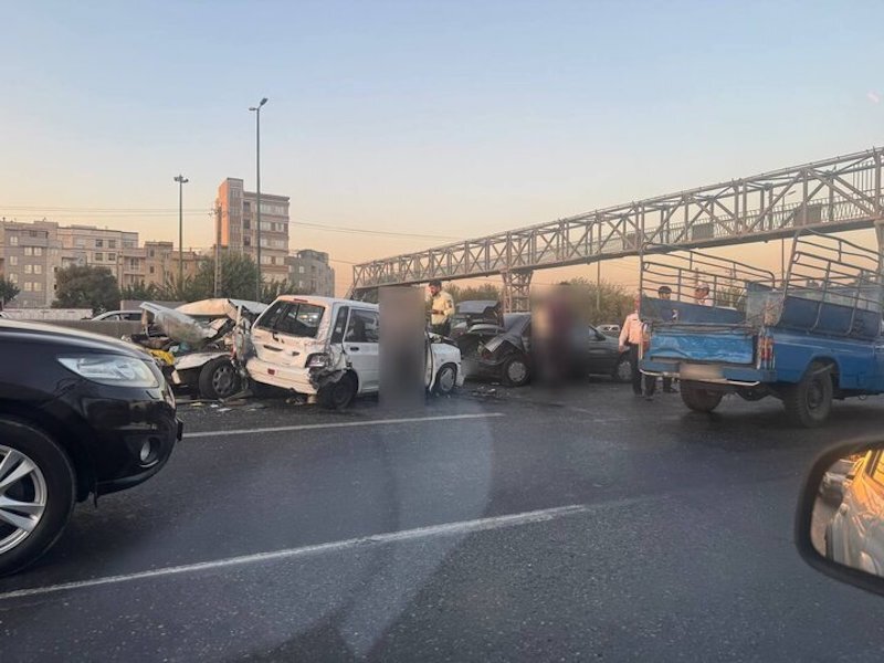 تصادف زنجیرهای در اتوبان آزادگان منجر به ترافیک سنگین شد + تصاویر