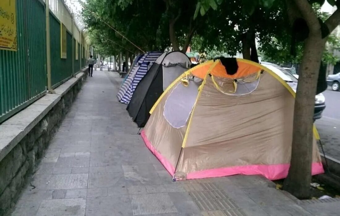 تداوم چادر زدن همراهان بیماران در محوطه بیمارستان‌ها
