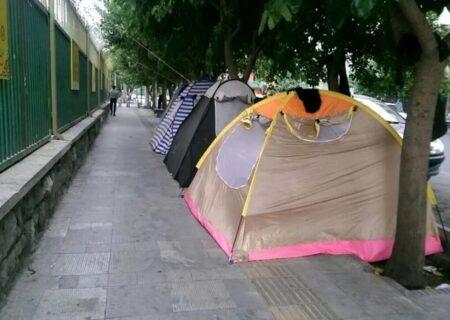 تداوم چادر زدن همراهان بیماران در محوطه بیمارستان‌ها