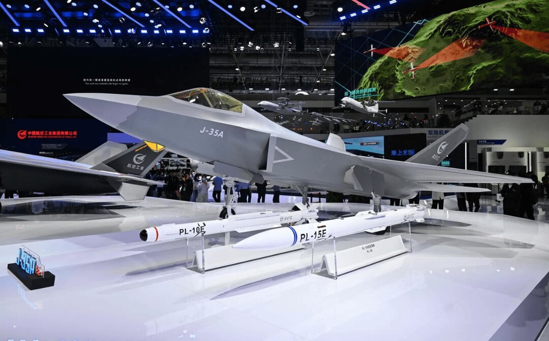 چین از جنگندههای J-۳۵ رونمایی کرد
