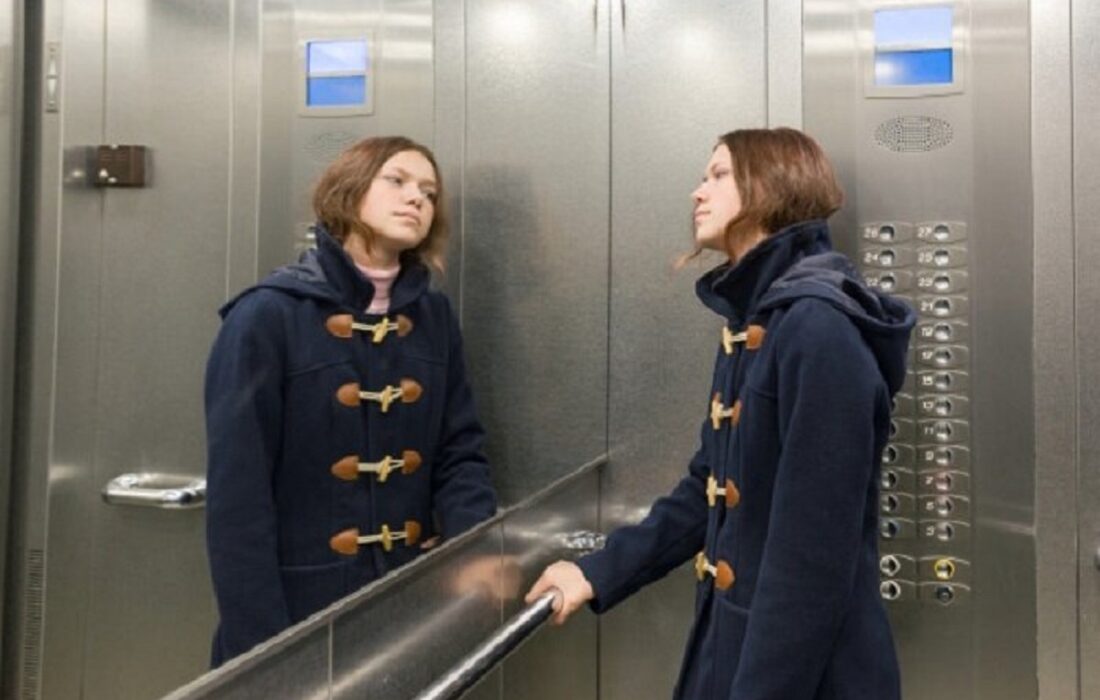 راز آینه آسانسور: چگونه یک ایده هوشمندانه از نارضایتیها کم کرد؟