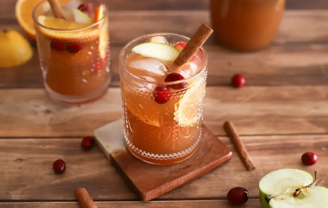 روش تهیه دمنوش سیب و دارچین گرم؛ راهکار مقابله با سرماخوردگی