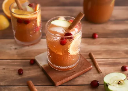 روش تهیه دمنوش سیب و دارچین گرم؛ راهکار مقابله با سرماخوردگی