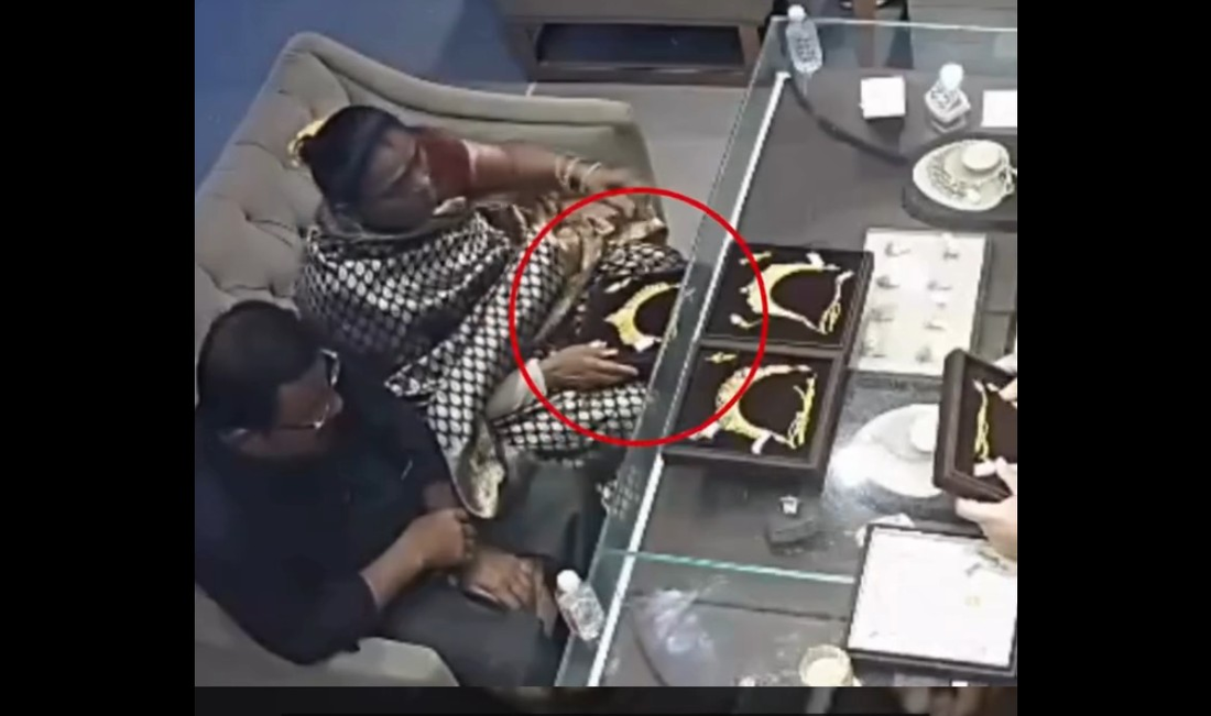 ترفند زن سارق برای ربودن گردنبند از طلافروشی در هند