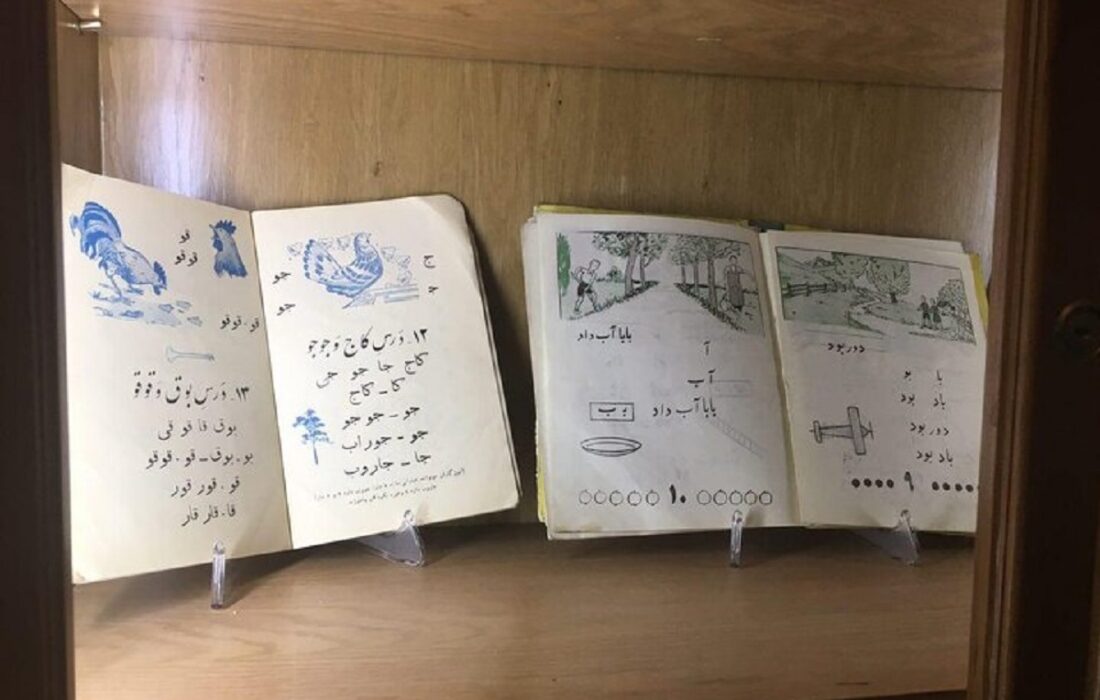 ۶ دهه قبل؛ صفهای طولانی مقابل کتابفروشیها برای تهیه کتابهای مدرسه (+ تصاویر)