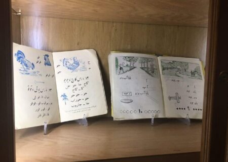 ۶ دهه قبل؛ صف‌های طولانی مقابل کتابفروشی‌ها برای تهیه کتاب‌های مدرسه (+ تصاویر)