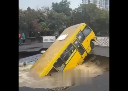 وقوع حادثه در روسیه؛ اتوبوس در گودال بزرگ آب فرو رفت