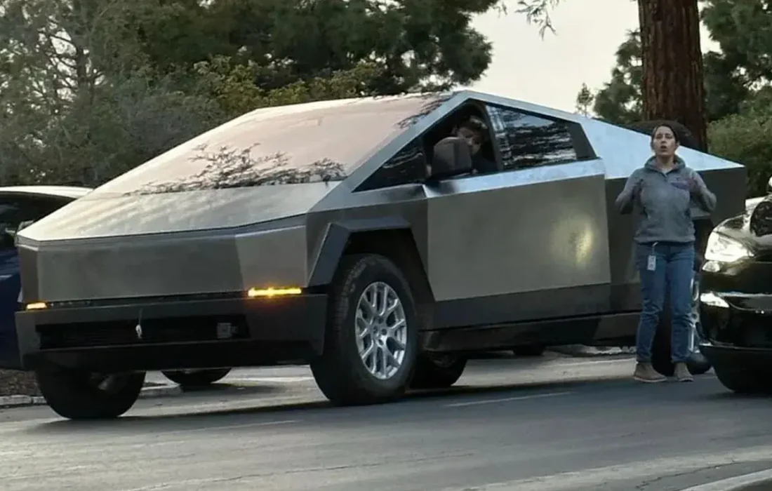 سایبرتراک تسلا در خیابان‌های ایران دیده شد + تصاویر