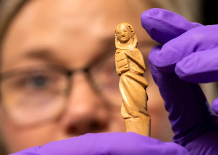 کشف سنجاق سر شاخ گوزنی در قلعه‌ای با قدمت 800 سال