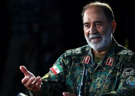 سردار کرمی: با مشاهده تجهیزات پیشرفته دشمن نباید میدان را خالی کنیم/ سپاه قرآنی در دشوارترین شرایط هم ایستادگی می‌کند