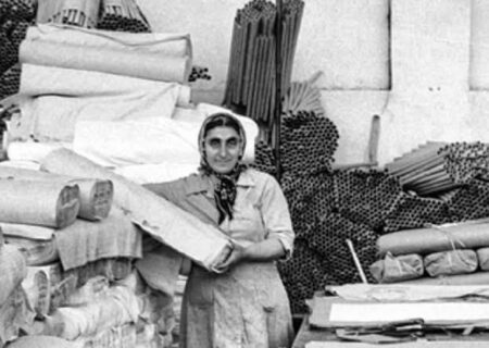 تصویری از تلاش زنان کارگر در کارخانه نساجی قائمشهر، سال 1355