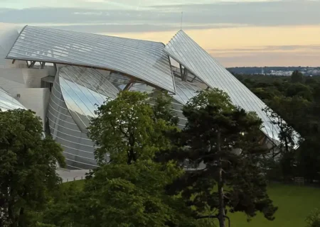 نمای خیره‌کننده از شاهکار معماری فرانک گری در پاریس با عنوان «بادبان‌های برافراشته»