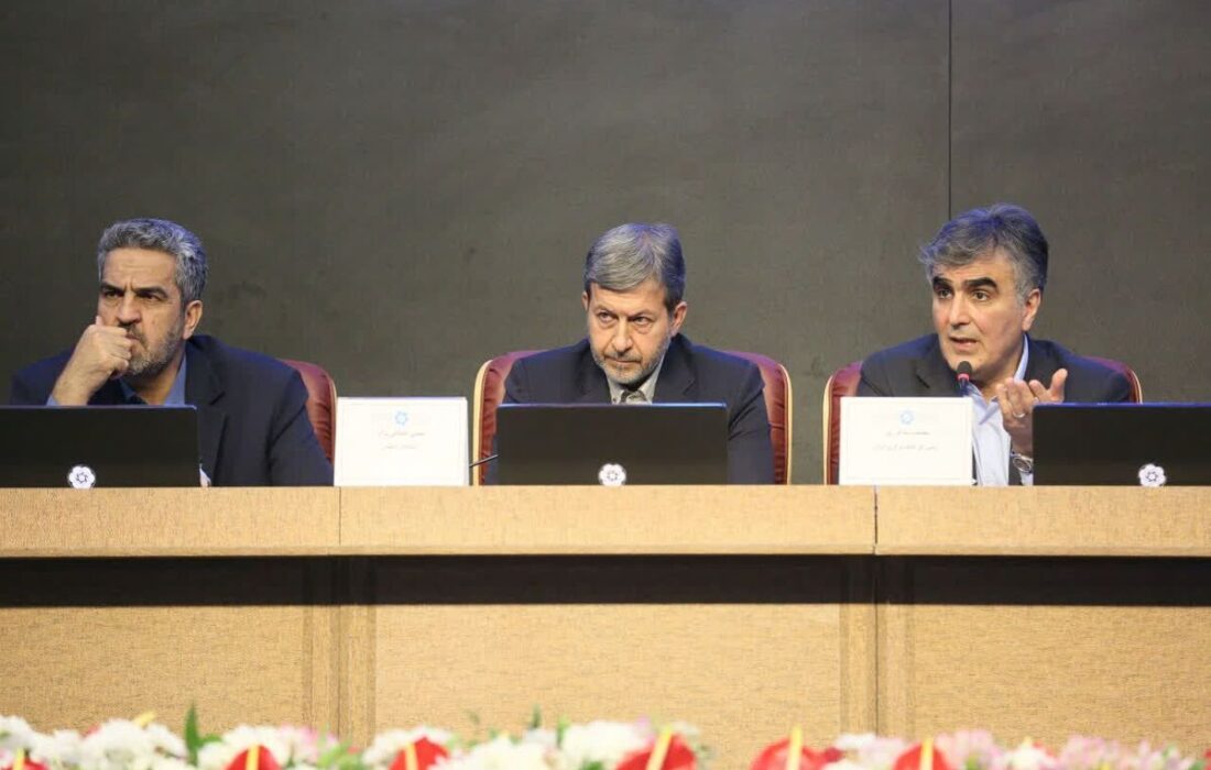 رئیس کل بانک مرکزی: شرایط سیاسی، کار را سخت کرده است/ دلار بازار آزاد، نرخ واقعی نیست