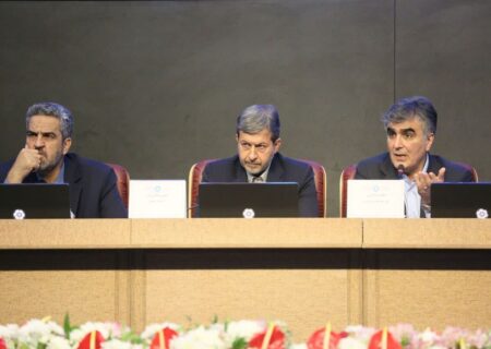 رئیس کل بانک مرکزی: شرایط سیاسی، کار را سخت کرده است/ دلار بازار آزاد، نرخ واقعی نیست