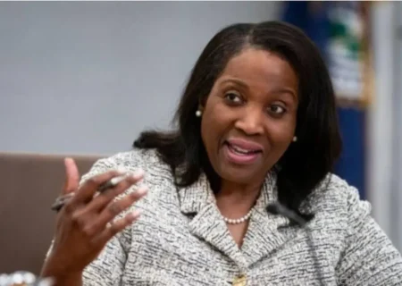 آیا لیزا کوک در نبرد سیاسی بر ترامپ غلبه کرد؟