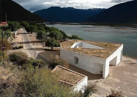 مرکز بازدیدکنندگان رودخانه نیانگ: تلفیق معماری مدرن چین و سنت‌های تبت (+تصاویر)