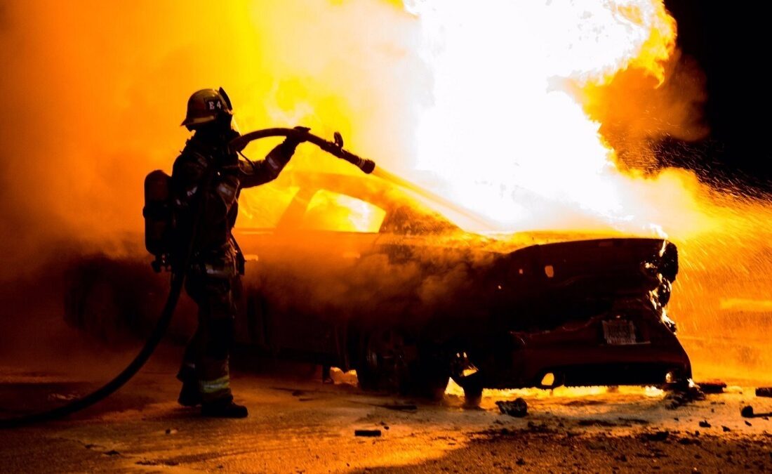 خودسوزی خودروی برقی در چین پس از تصادف در خیابان