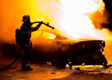 خودسوزی خودروی برقی در چین پس از تصادف در خیابان