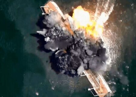 درهم‌کوبیده شدن قایق حامل قاچاقچیان مواد مخدر در رصد ناوگان ارتش آمریکا