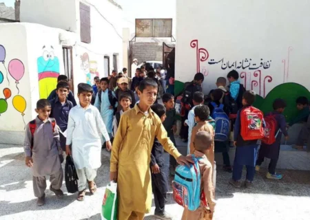 اشتیاق تحصیل برای کودکان فاقد شناسنامه در زاهدان