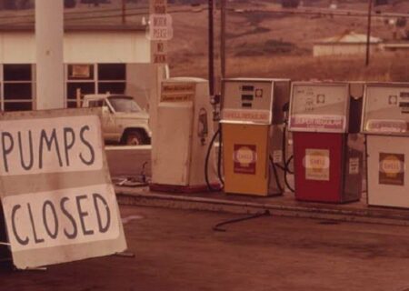 تصویری دیده نشده از پمپ بنزین تعطیل‌شده در آمریکا، سال 1973؛ تحریم‌ها کار دست‌شان داد!