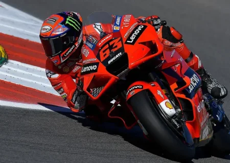 مهارت‌نمایی دیدنی با موتورسیکلت یاماها آر6