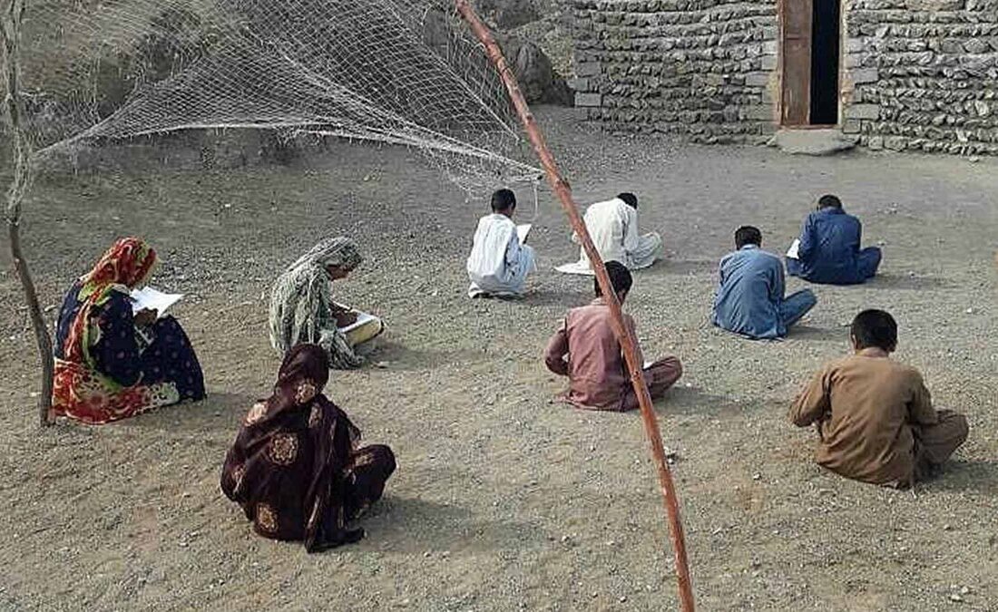 مرگ در کمین کودکان بازمانده از تحصیل؛ روایت تلخ زندگی کودکان بلوچ خاش با کمترین امکانات