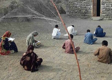 مرگ در کمین کودکان بازمانده از تحصیل؛ روایت تلخ زندگی کودکان بلوچ خاش با کمترین امکانات