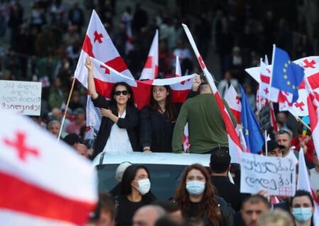 تلاش معترضان برای ورود به کاخ ریاست جمهوری گرجستان