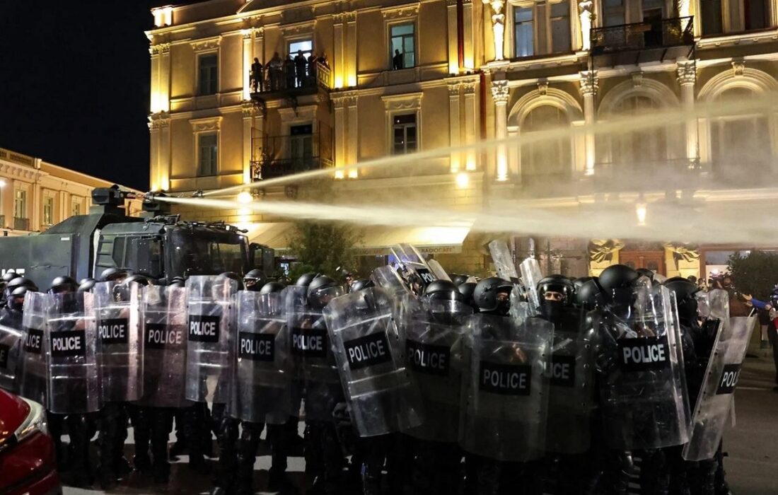 اعزام گسترده نیروهای ضد شورش برای متفرق کردن معترضان مقابل کاخ ریاست جمهوری گرجستان