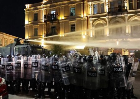 اعزام گسترده نیروهای ضد شورش برای متفرق کردن معترضان مقابل کاخ ریاست جمهوری گرجستان