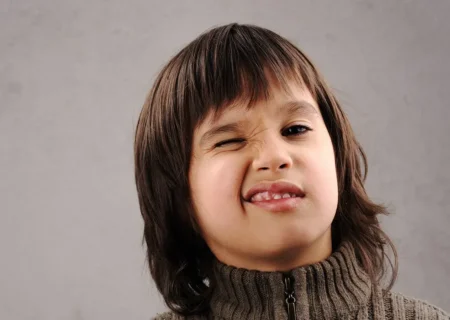 همه چیز درباره اختلال تیک: علل و عوامل تشدید کننده