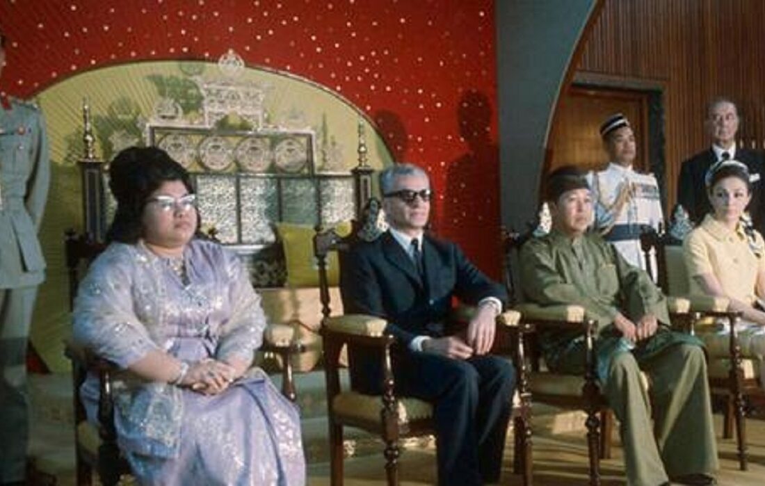 تصاویر دیده نشده از سفر شاه و فرح به مالزی