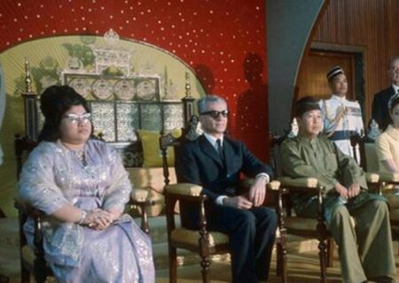 تصاویر دیده نشده از سفر شاه و فرح به مالزی