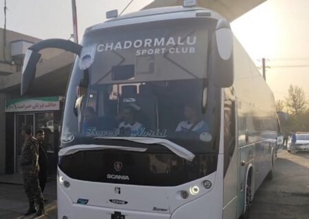 کاروان چادرملو برای دیدار با استقلال وارد ورزشگاه تختی شد