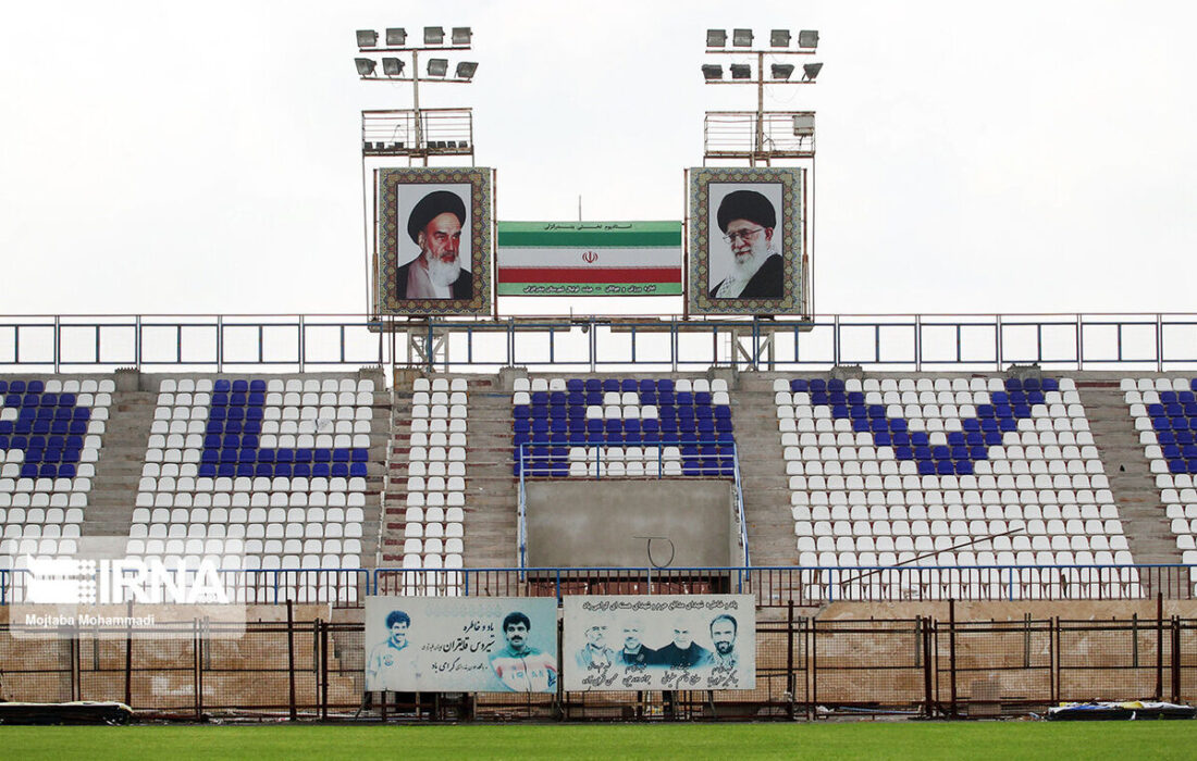 زمین چمن ملوان سوژه شد؛ مسابقه فوتبال یا قایقرانی؟ + عکس