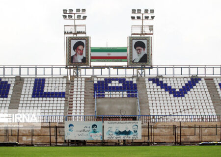 زمین چمن ملوان سوژه شد؛ مسابقه فوتبال یا قایقرانی؟ + عکس