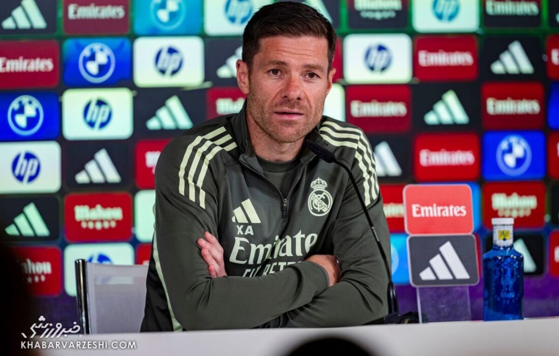 هدیه جنجالی خبرنگار قزاق به ژابی آلونسو در کنفرانس خبری!