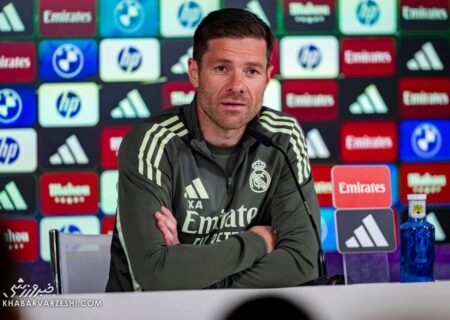 هدیه جنجالی خبرنگار قزاق به ژابی آلونسو در کنفرانس خبری!